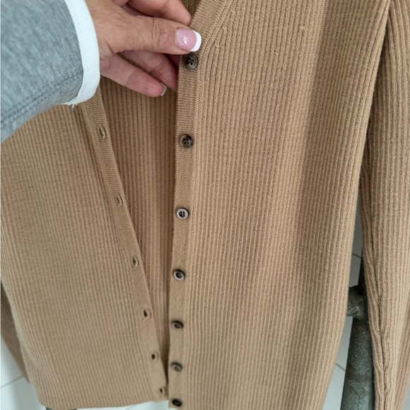 Banana Republic Tan knit button cardigan sweater.
Excellent condition. Size M - Picture 2 of 6